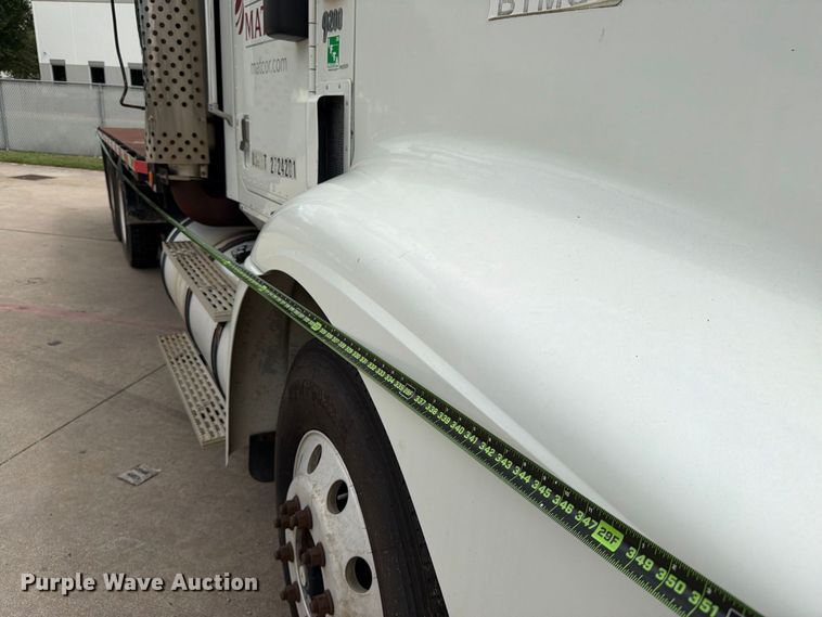 image for item FB8310 2003 International 9200i flatbed truck