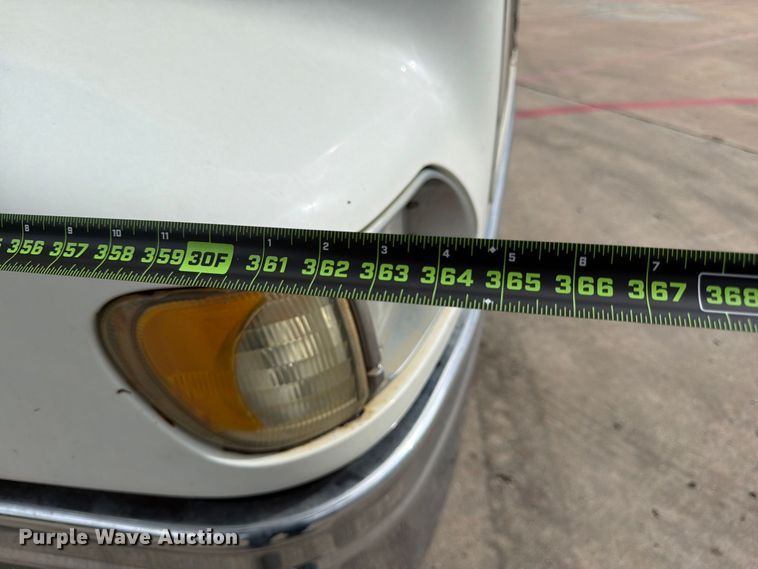 image for item FB8310 2003 International 9200i flatbed truck