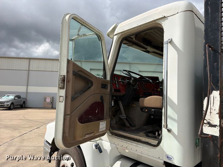 image for item FB8310 2003 International 9200i flatbed truck