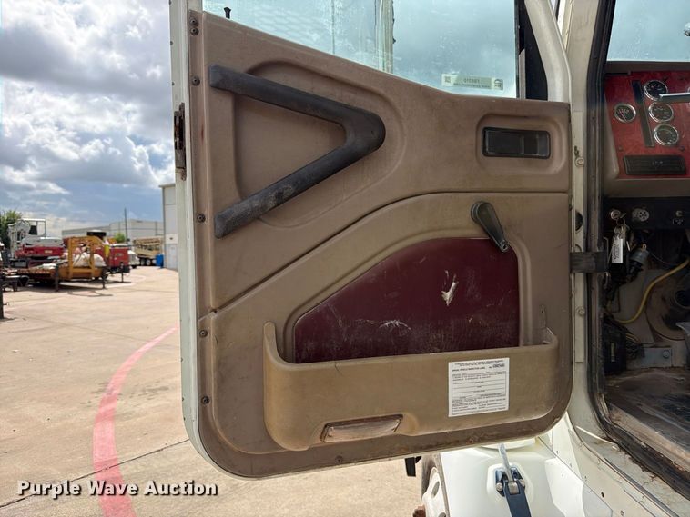 image for item FB8310 2003 International 9200i flatbed truck