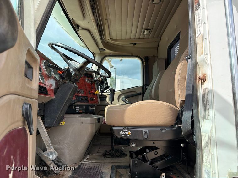 image for item FB8310 2003 International 9200i flatbed truck