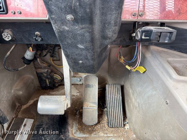 image for item FB8310 2003 International 9200i flatbed truck