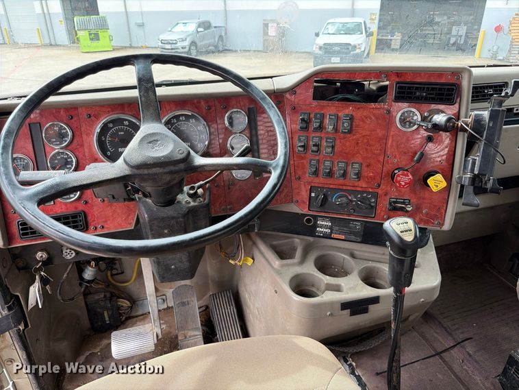 image for item FB8310 2003 International 9200i flatbed truck