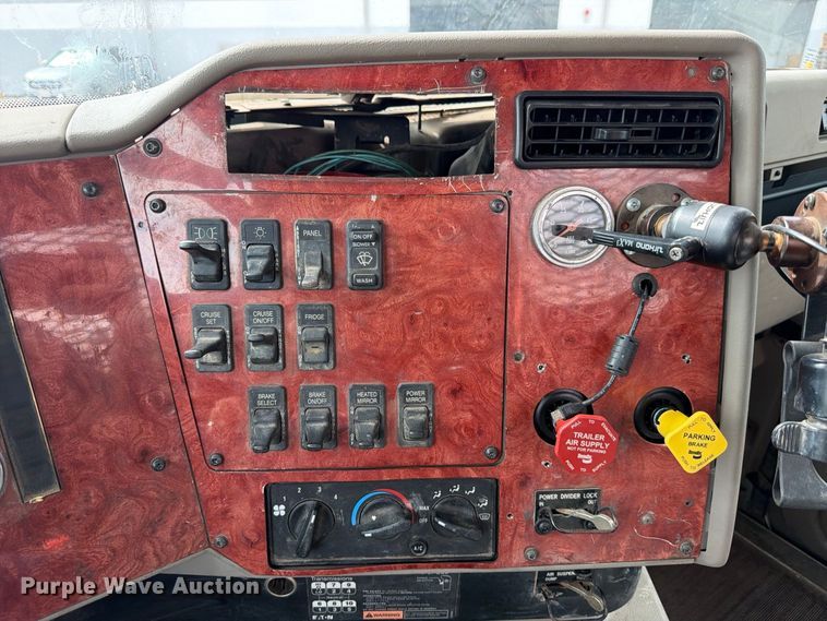 image for item FB8310 2003 International 9200i flatbed truck