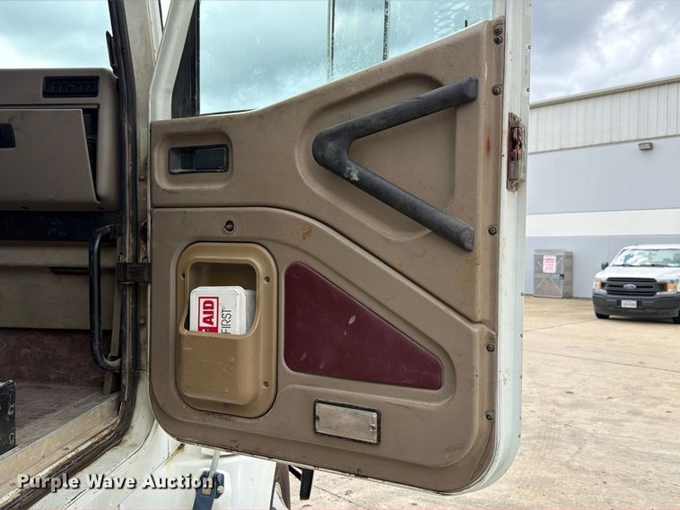 image for item FB8310 2003 International 9200i flatbed truck