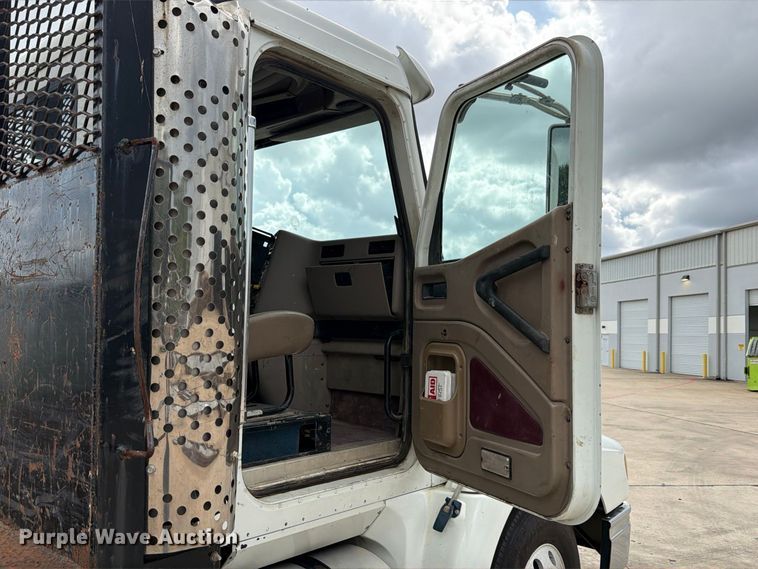 image for item FB8310 2003 International 9200i flatbed truck