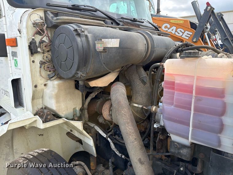 image for item FB8310 2003 International 9200i flatbed truck