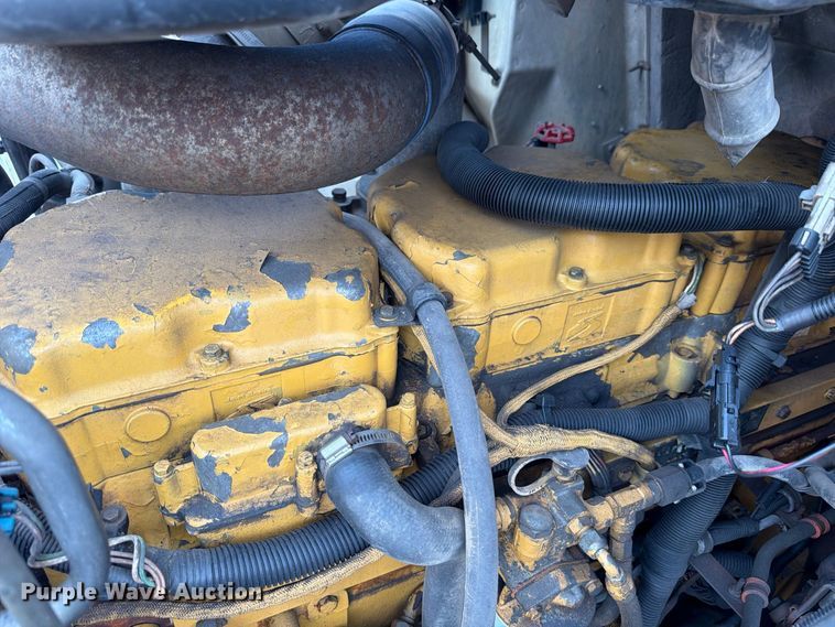 image for item FB8310 2003 International 9200i flatbed truck
