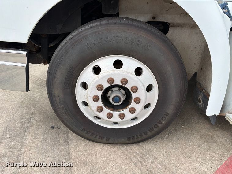 image for item FB8310 2003 International 9200i flatbed truck