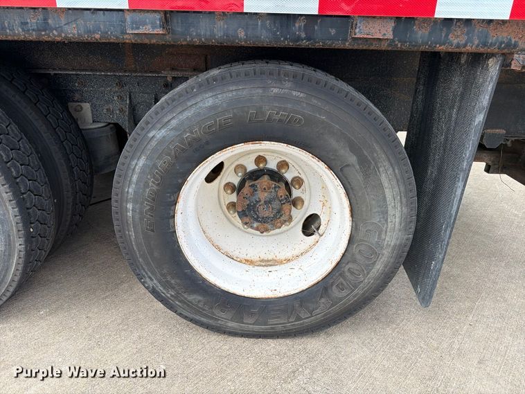 image for item FB8310 2003 International 9200i flatbed truck
