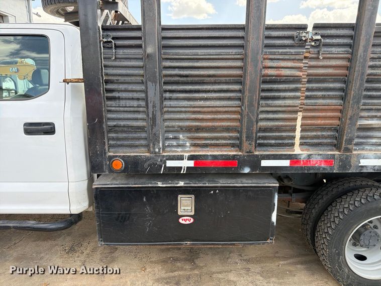 image for item FB8337 2017 Ford F550 Super Duty dump flatbed truck