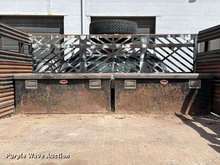 image for item FB8337 2017 Ford F550 Super Duty dump flatbed truck