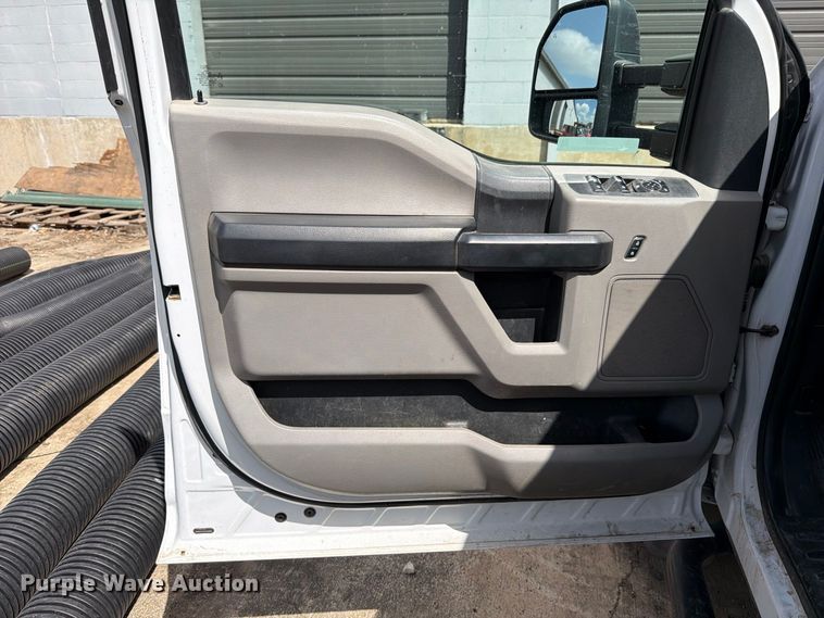 image for item FB8337 2017 Ford F550 Super Duty dump flatbed truck