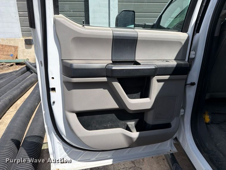 image for item FB8337 2017 Ford F550 Super Duty dump flatbed truck