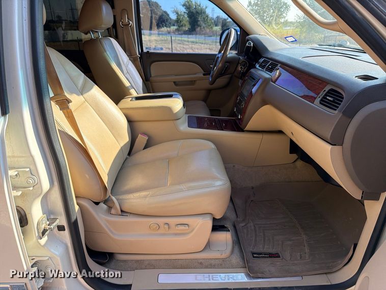 image for item FB8338 2013 Chevrolet Suburban SUV
