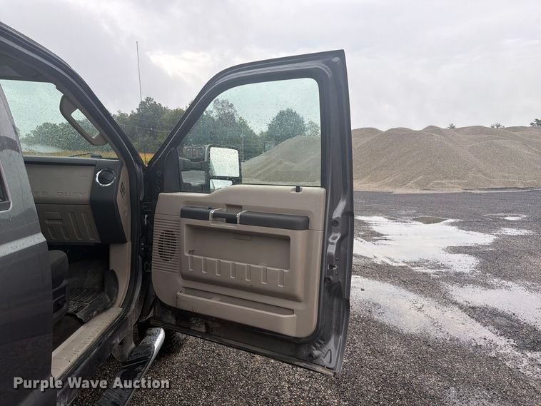 image for item FC3340 2008 Ford F350 Super Duty Crew Cab pickup truck