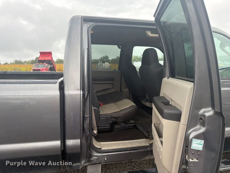 image for item FC3340 2008 Ford F350 Super Duty Crew Cab pickup truck