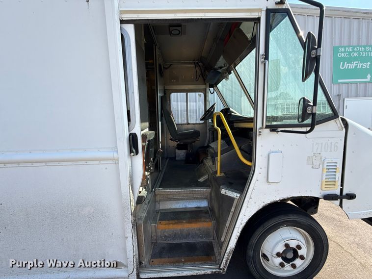 image for item FC4304 2017 Freightliner MT45 delivery truck
