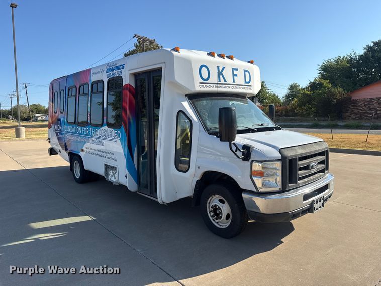 image for item FC4334 2017 Ford E450 shuttle bus