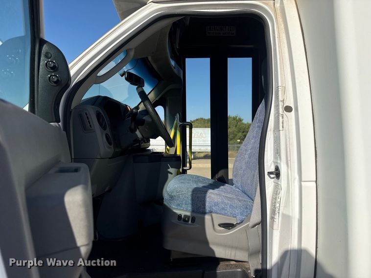 image for item FC4334 2017 Ford E450 shuttle bus