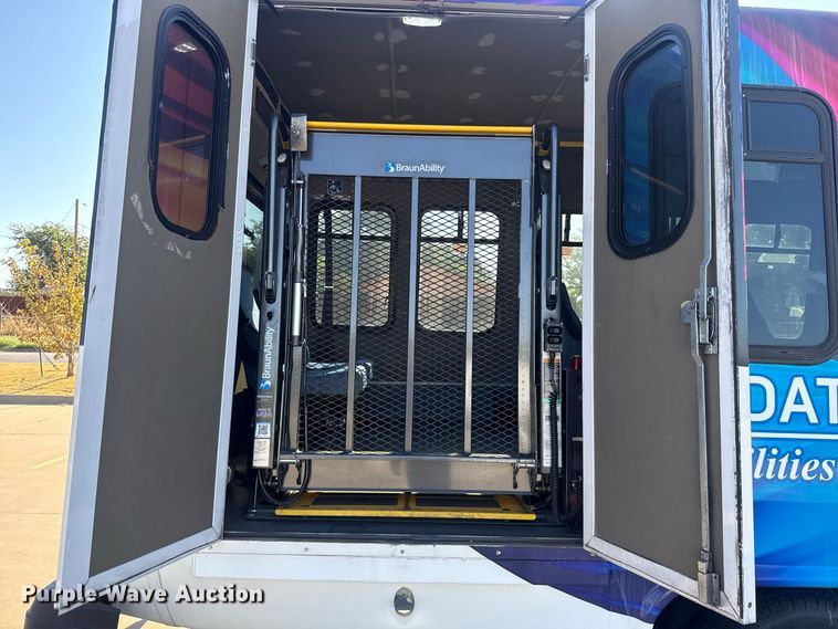 image for item FC4334 2017 Ford E450 shuttle bus