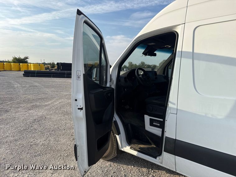 image for item FC4418 2019 Mercedes-benz Sprinter 3500 van