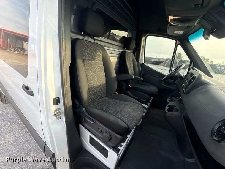 image for item FC4418 2019 Mercedes-benz Sprinter 3500 van