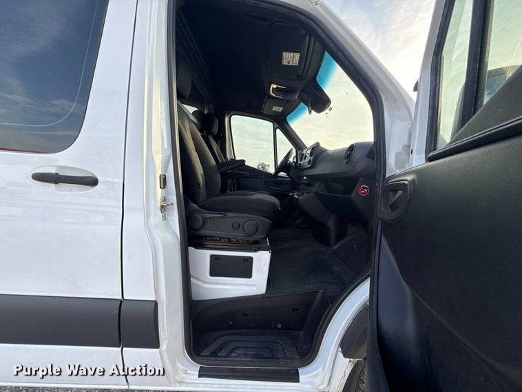 image for item FC4418 2019 Mercedes-benz Sprinter 3500 van