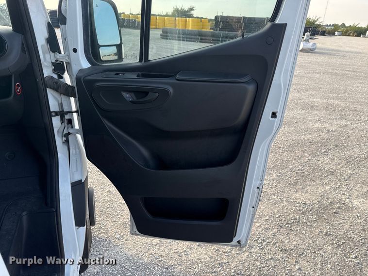 image for item FC4418 2019 Mercedes-benz Sprinter 3500 van