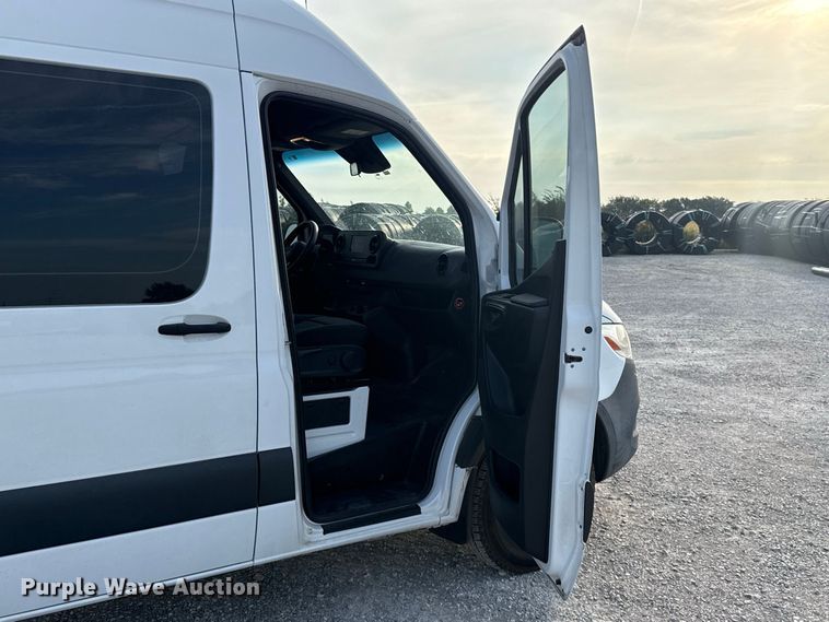image for item FC4418 2019 Mercedes-benz Sprinter 3500 van