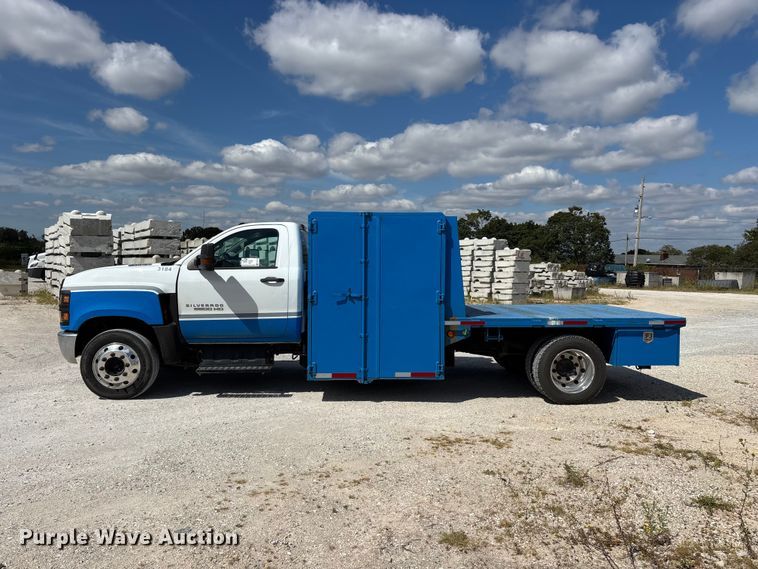 image for item FG0710 2021 Chevrolet Silverado 6500HD flatbed truck