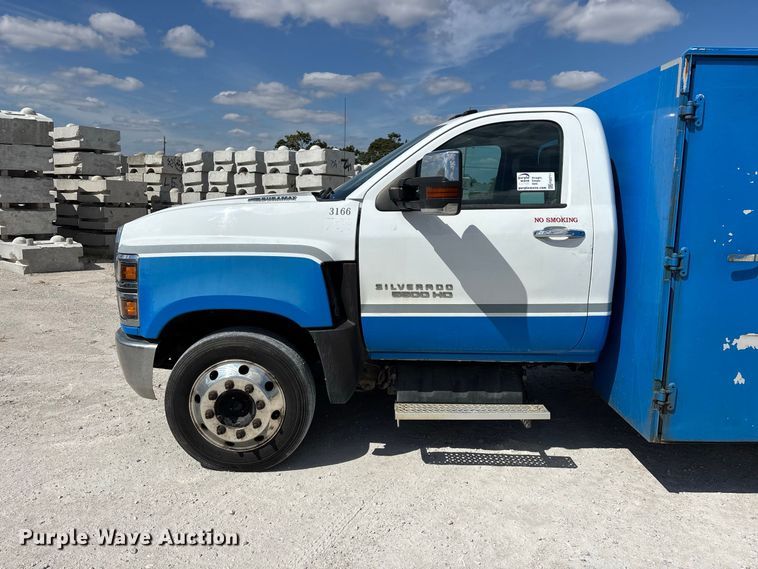 image for item FG0711 2021 Chevrolet Silverado 5500 HD flatbed truck