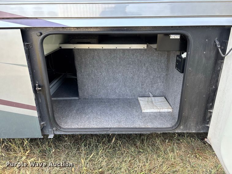image for item FG0720 2005 Winnebago Vectra RV