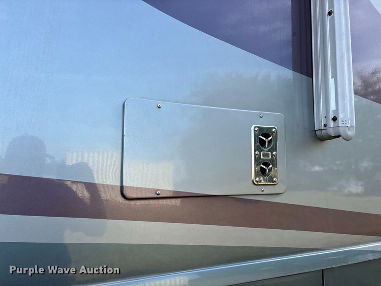image for item FG0720 2005 Winnebago Vectra RV