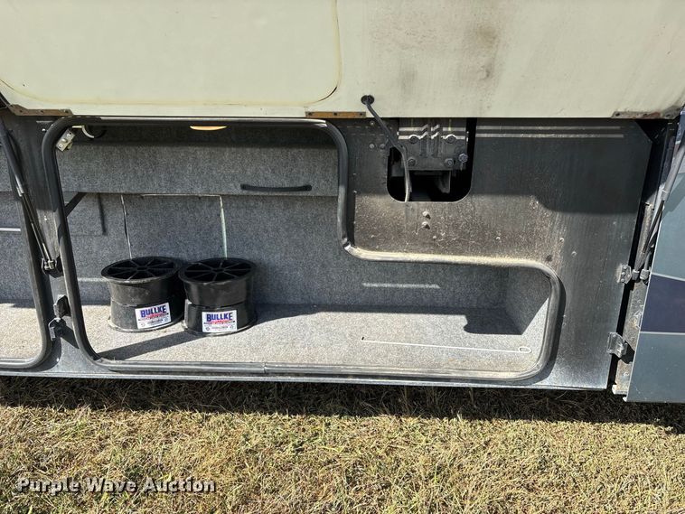 image for item FG0720 2005 Winnebago Vectra RV