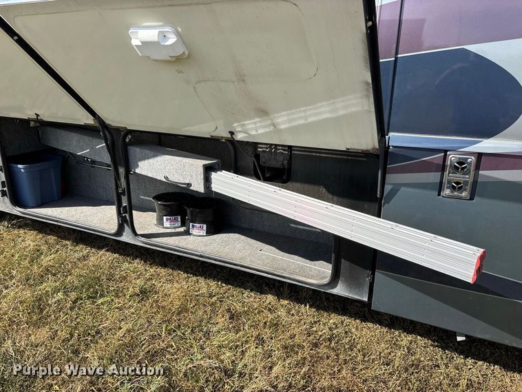 image for item FG0720 2005 Winnebago Vectra RV