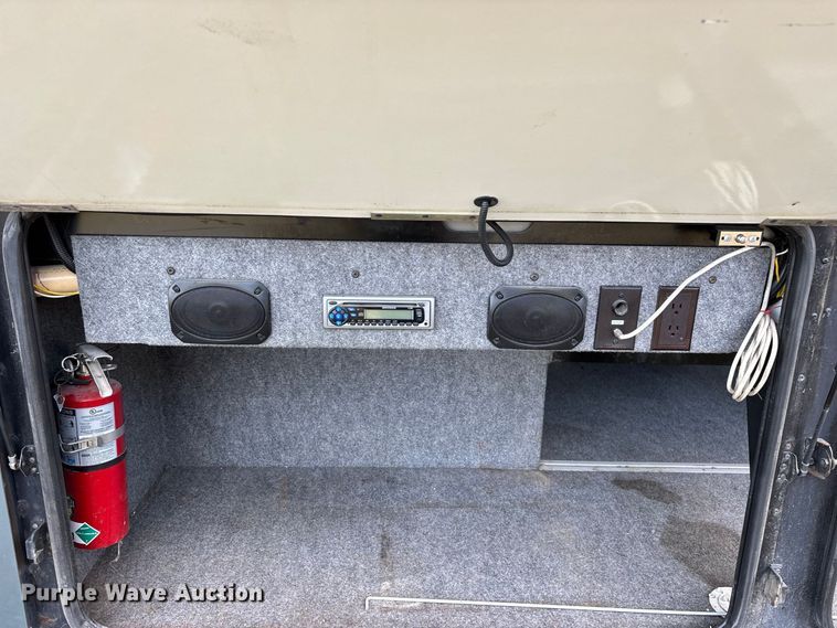 image for item FG0720 2005 Winnebago Vectra RV