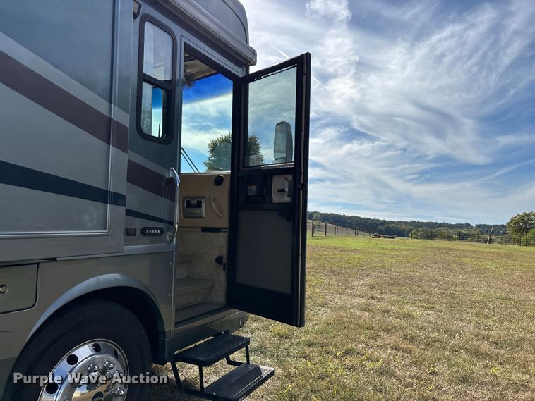 image for item FG0720 2005 Winnebago Vectra RV