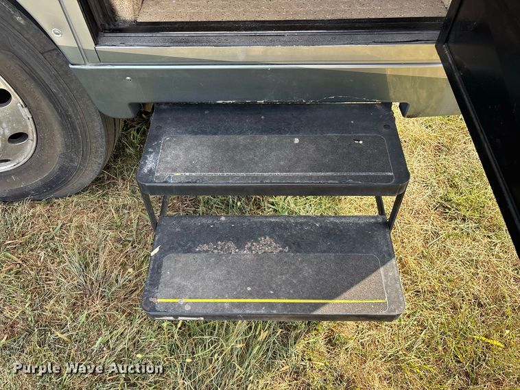 image for item FG0720 2005 Winnebago Vectra RV