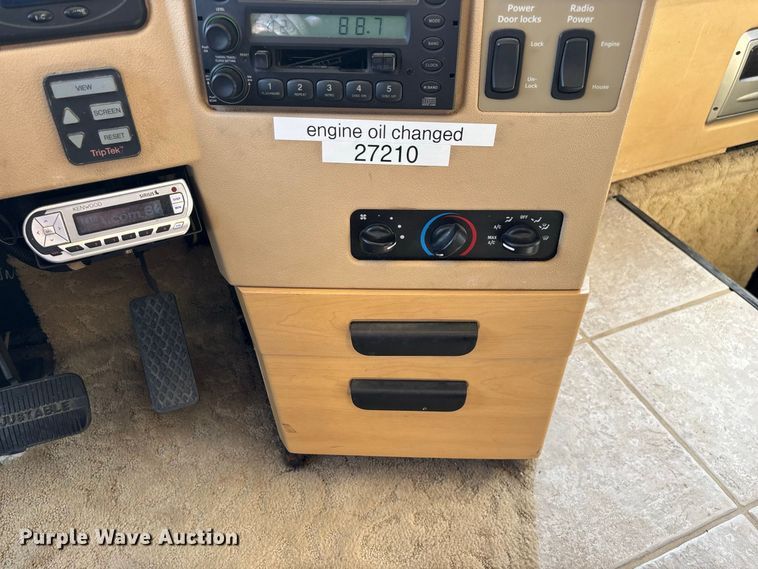 image for item FG0720 2005 Winnebago Vectra RV