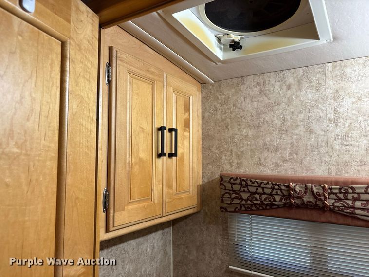 image for item FG0720 2005 Winnebago Vectra RV