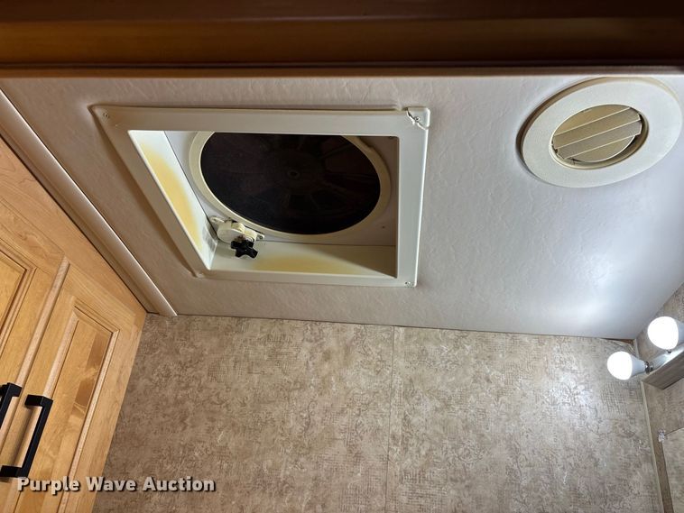 image for item FG0720 2005 Winnebago Vectra RV