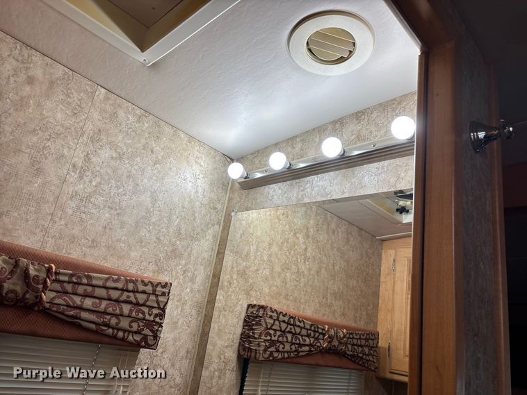 image for item FG0720 2005 Winnebago Vectra RV