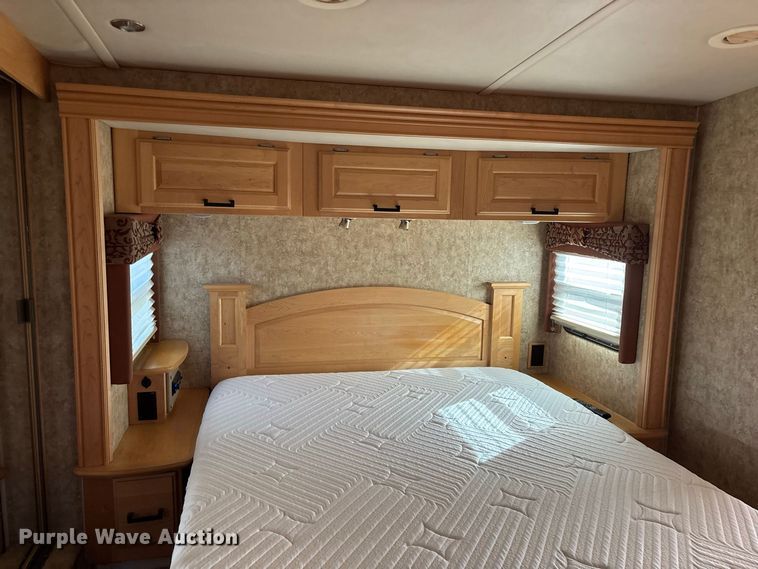 image for item FG0720 2005 Winnebago Vectra RV