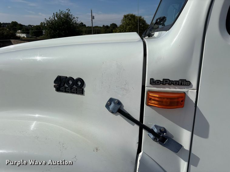 image for item FG0724 2000 International 4700 Lo-Profile flatbed truck