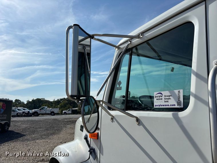 image for item FG0724 2000 International 4700 Lo-Profile flatbed truck