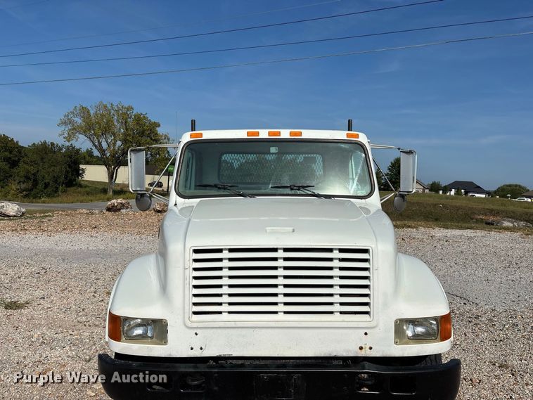 image for item FG0724 2000 International 4700 Lo-Profile flatbed truck