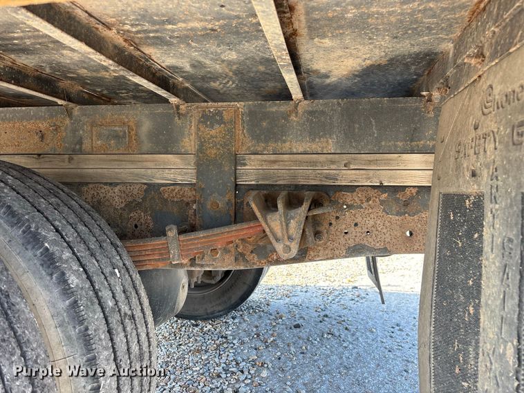 image for item FG0724 2000 International 4700 Lo-Profile flatbed truck