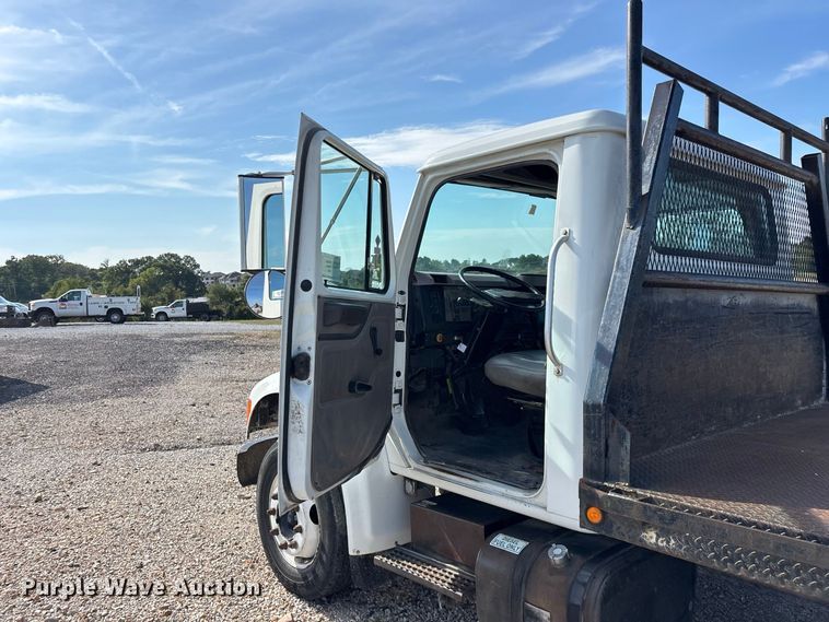 image for item FG0724 2000 International 4700 Lo-Profile flatbed truck