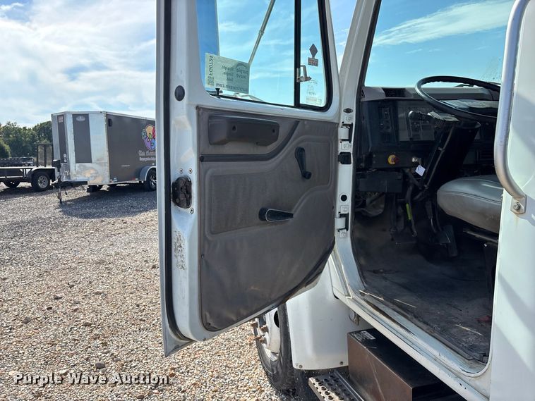 image for item FG0724 2000 International 4700 Lo-Profile flatbed truck